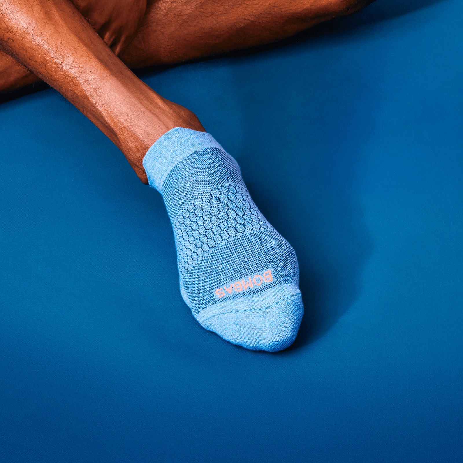 official-bombas::10072-oysterblue-skysailblue-adult-unisex-onmodel-0-transparent-v3.png