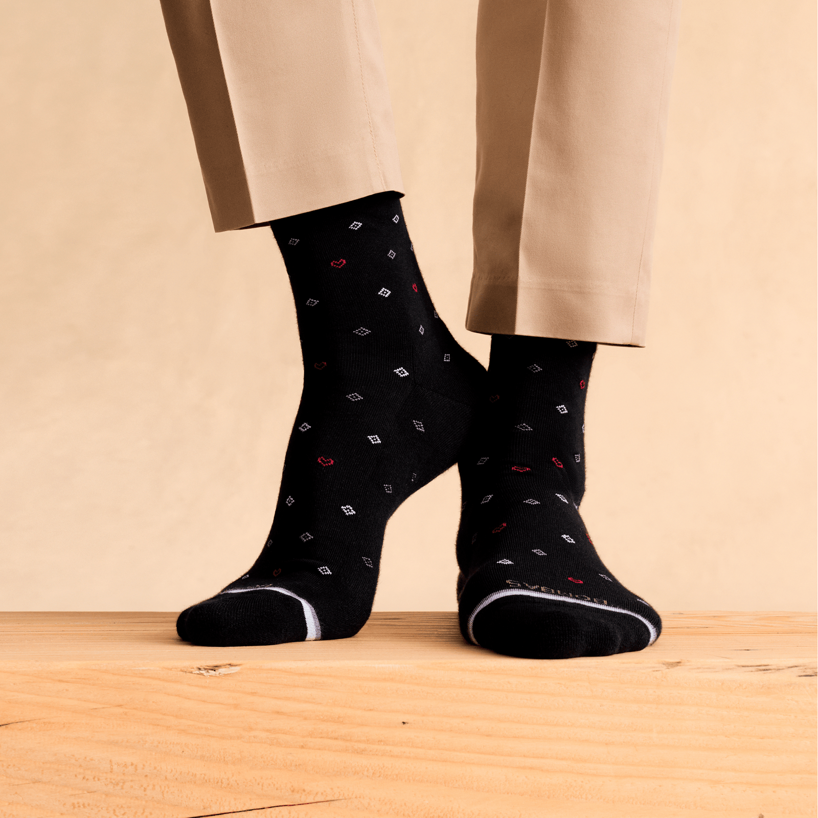 official-bombas::10080-blakc-adult-male-onmodel-00-transparent-v3.png