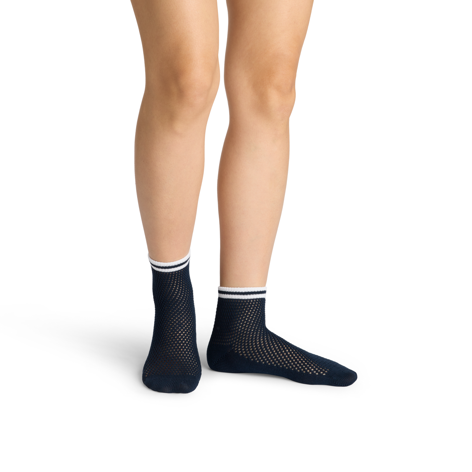 official-bombas::10427-midnightnavy-adult-female-onmodel-2-transparent-_1_.png