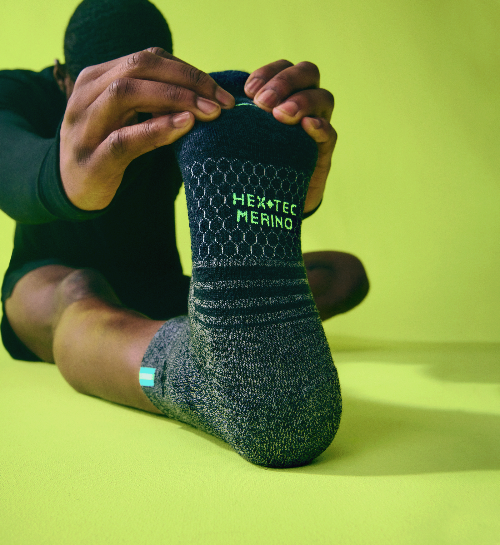 official-bombas::9712-black-meteor-adult-unisex-onmodel-0-transparent.png